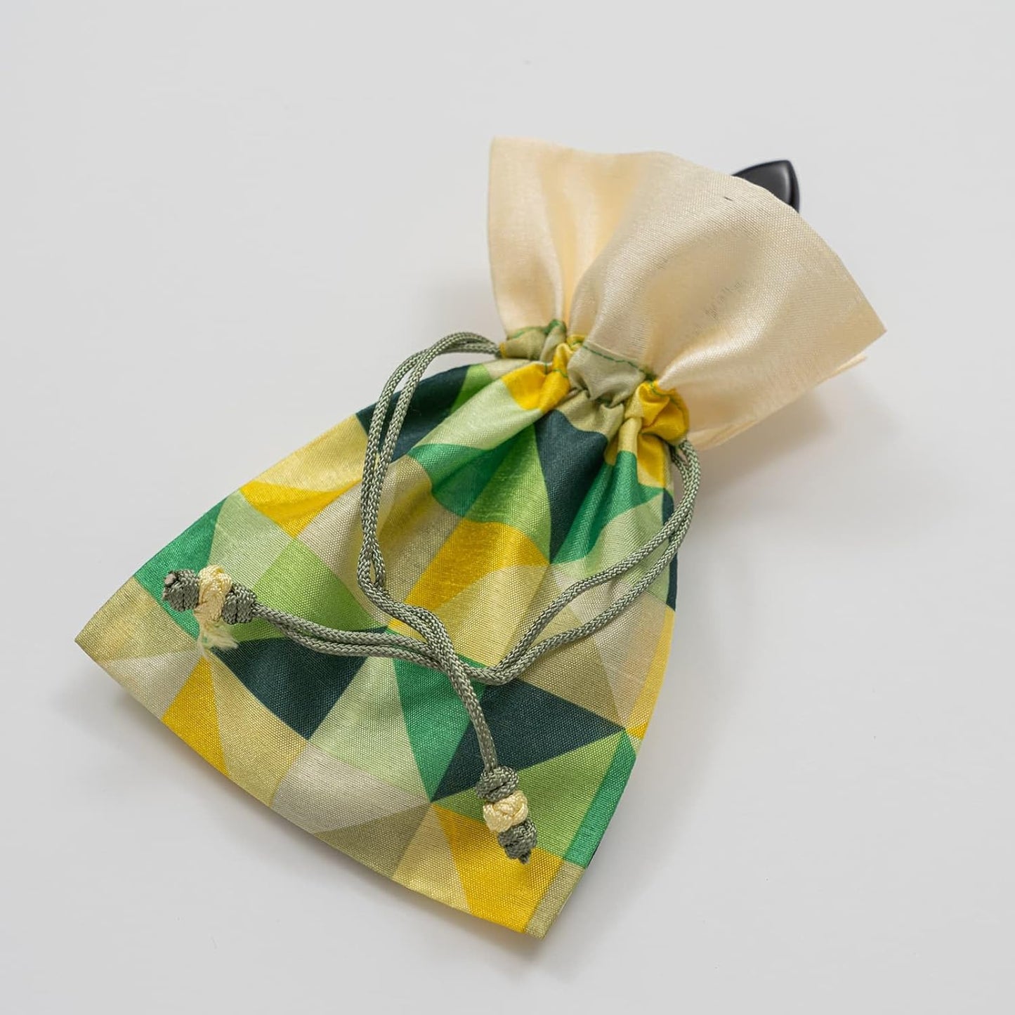 February Mountain Mother-Of-Pearl Hand Mirror – Korean Black Lacquer Mirror with Floral Inlay – Gift for Women, Mom, Wife, Daughter – Birthday, Mother’S Day, Christmas, Anniversary