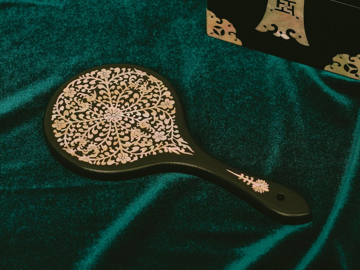 February Mountain Mother-Of-Pearl Hand Mirror – Korean Black Lacquer Mirror with Floral Inlay – Gift for Women, Mom, Wife, Daughter – Birthday, Mother’S Day, Christmas, Anniversary